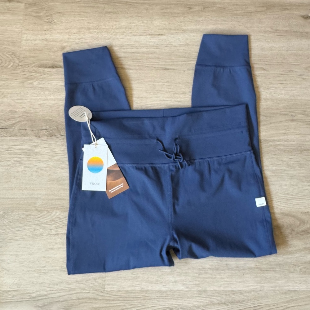 NWT French blue Vuori daily legging